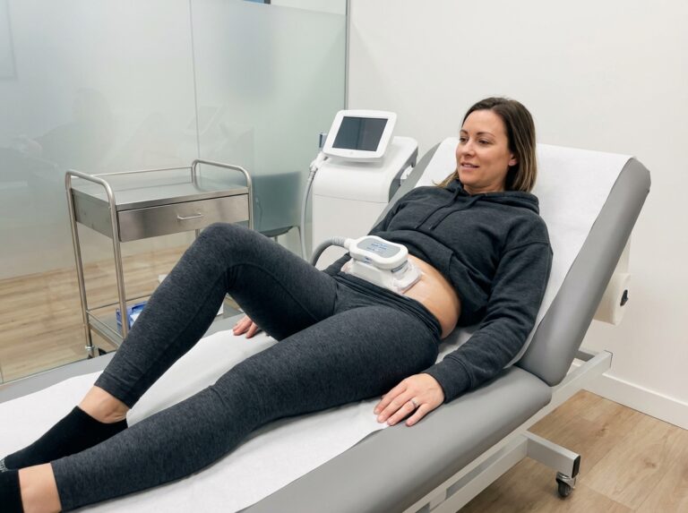 Femme relaxee lors d'une session de cryolipolise en clinique